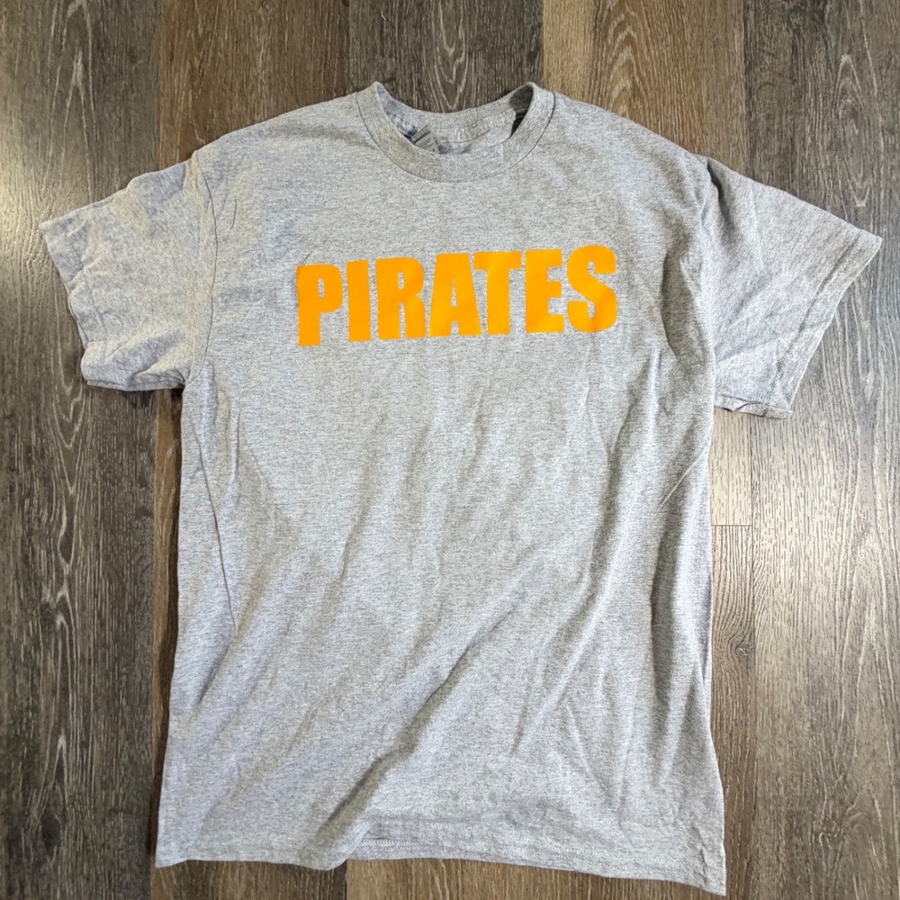 Gildan Pirates T-Shirt Mens Medium Gray Short Sleeve Graphic Heavy Cotton Tee